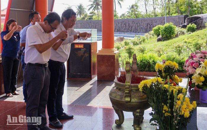 Hai đơn vị đến dâng hương nữ Anh hùng Lực lượng vũ trang Phan Thị Ràng.