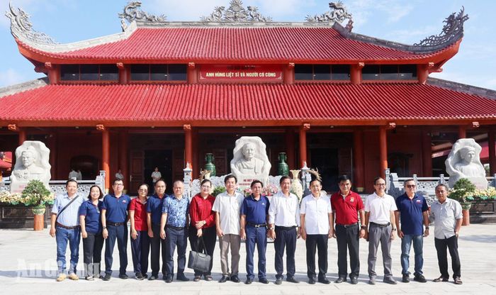 Đại diện hai đơn vị: Báo và Phát thanh - Truyền hình An Giang, Đài Phát thanh và Truyền hình TP. Hồ Chí Minh (HTV) chụp ảnh lưu niệm tại Đền tưởng niệm Anh hùng liệt sĩ và Người có công tỉnh An Giang.