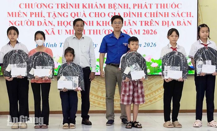 Đoàn y, bác sĩ và đại diện chính quyền xã U Minh Thượng tặng quà cho học sinh.