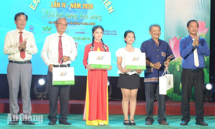 Ban Tổ chức tặng quà tri ân nguyên lãnh đạo cơ quan và các quán quân của mùa thi trước có sự đóng góp cho cuộc thi.