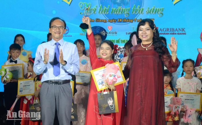 Ban Tổ chức trao giải nhì cho thí sinh Lý Trần Yến Quân.
