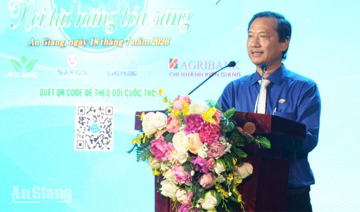 Giám đốc Báo và Phát thanh - Truyền hình An Giang, Trưởng Ban Tổ chức cuộc thi Lê Văn Chuyển phát biểu tại đêm công diễn và trao giải.