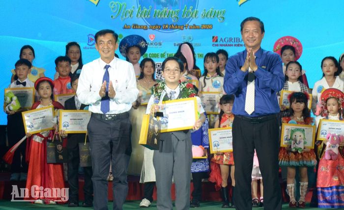 Giám đốc Báo và Phát thanh - Truyền hình An Giang, Trưởng Ban tổ chức cuộc thi Lê Văn Chuyển; Phó Bí thư Đảng ủy Các cơ quan Đảng tỉnh An Giang Trần Chí Viễn trao giải nhất, cúp lưu niệm, giấy chứng nhận và phần thưởng cho thí sinh Lê Anh Khôi.
