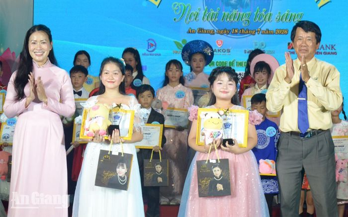 Ban Tổ chức trao giải ba cho các thí sinh.