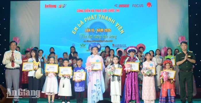 Ban Tổ chức trao giấy chứng nhận cho các thí sinh vào vòng chung kết cuộc thi.