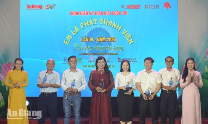 Ban Tổ chức cuộc thi tặng quà tri ân những đơn vị tài trợ, đồng hành với cuộc thi.