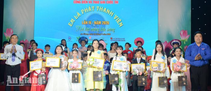 Ban Tổ chức trao giải khuyến khích cho các thí sinh.