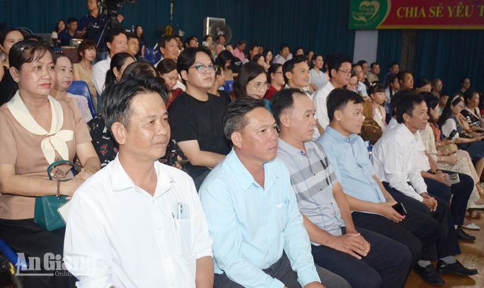 Đại biểu tham dự đêm công diễn và trao giải cuộc thi.