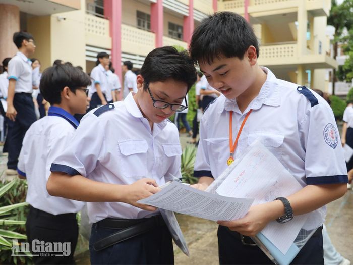 Thí sinh tại Hội đồng thi Trường Trung học phổ thông chuyên Huỳnh Mẫn Đạt trao đổi bài sau buổi thi môn chuyên, kỳ tuyển sinh vào lớp 10 năm học 2026 - 2027.