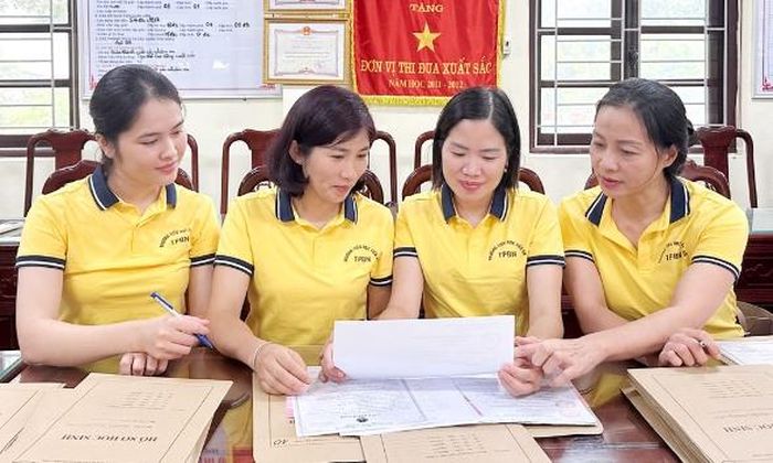 Giáo viên Trường Tiểu học Tiền An (phường Kinh Bắc) rà soát, kiểm tra danh sách học sinh đăng ký tuyển sinh vào lớp 1.
