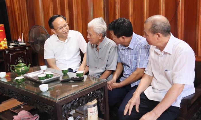 Phó Chủ tịch UBND tỉnh Phạm Văn Thịnh (ngoài cùng bên trái) ân cần hỏi thăm sức khỏe ông Nguyễn Danh Tuân.