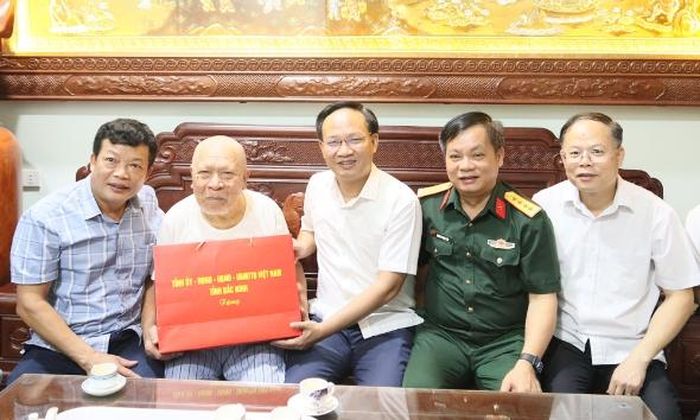 Phó Chủ tịch UBND tỉnh Phạm Văn Thịnh tặng quà thương binh Trần Hữu Tống.