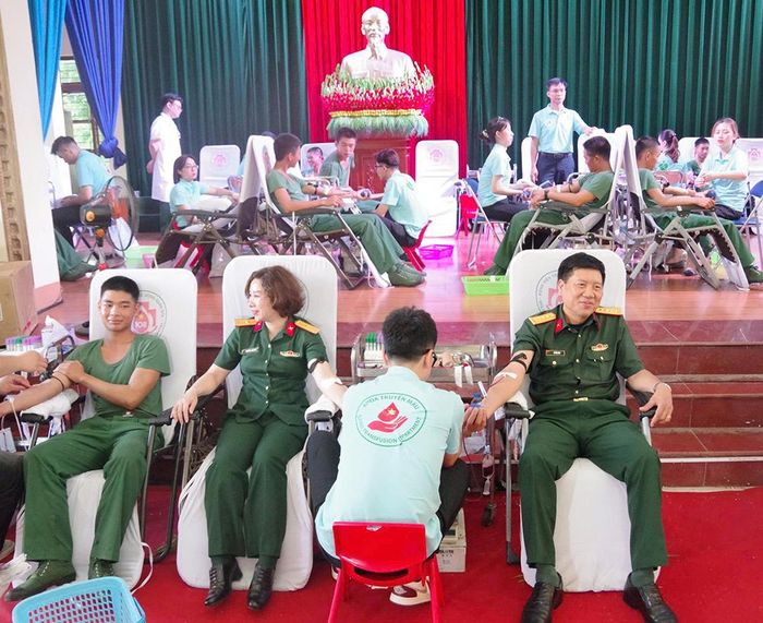 Cán bộ, giáo viên, nhân viên, học viên, chiến sĩ trong Nhà trường tham gia hiến máu.