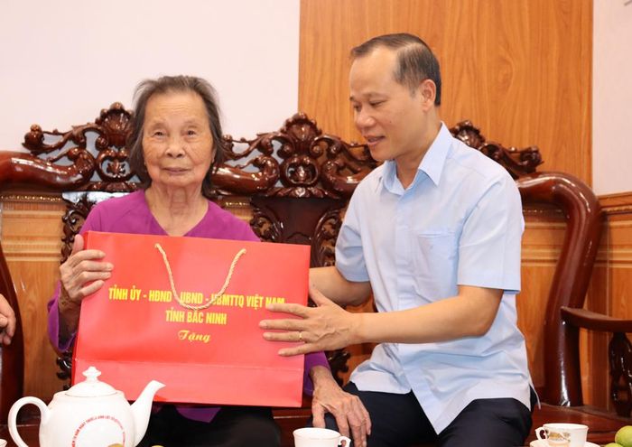 Đồng chí Mai Sơn tặng quà, động viên mẹ Việt Nam Anh hùng Nguyễn Thị Sự.
