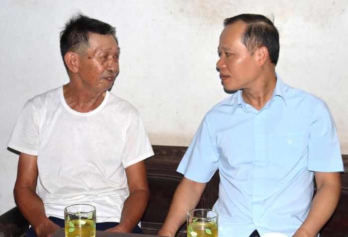 Ông Trịnh Tư kể lại kỷ niệm tham gia kháng chiến với đồng chí Mai Sơn.