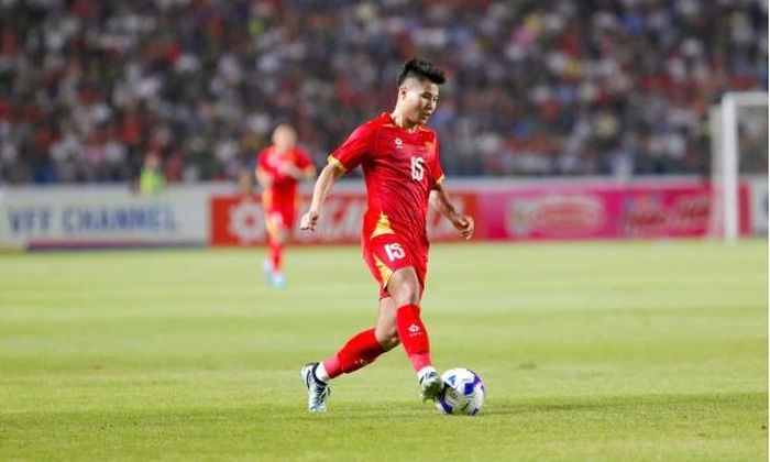 Tiến Anh nổi bật với những đường chuyền dọn cỗ cho đồng đội.