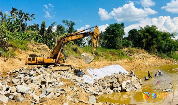 Thi công dự án Kè chống sạt lở bờ sông (địa phận xã Thu Bồn). Ảnh: QUỐC TUẤN
