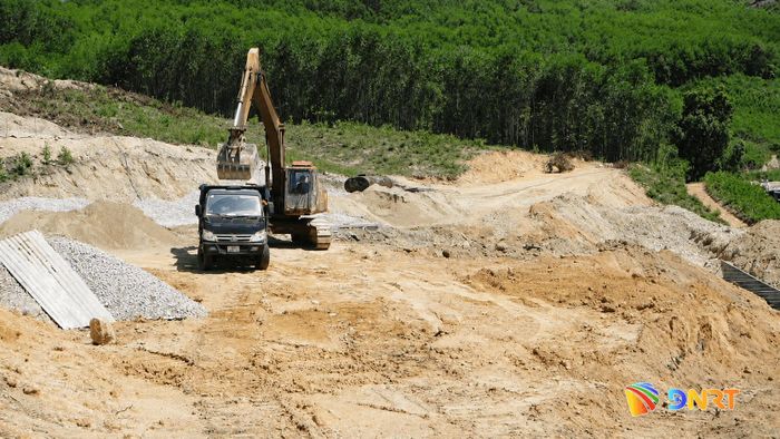 Thi công Dự án đầu tư khu dân cư mới thôn Xuân Hòa, xã Quế Phước. Ảnh: QUỐC TUẤN