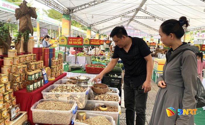 Quảng bá sản phẩm địa phương tại hội chợ trưng bày, quảng bá sản phẩm nông nghiệp thành phố Đà Nẵng. Ảnh: NGỌC HÀ