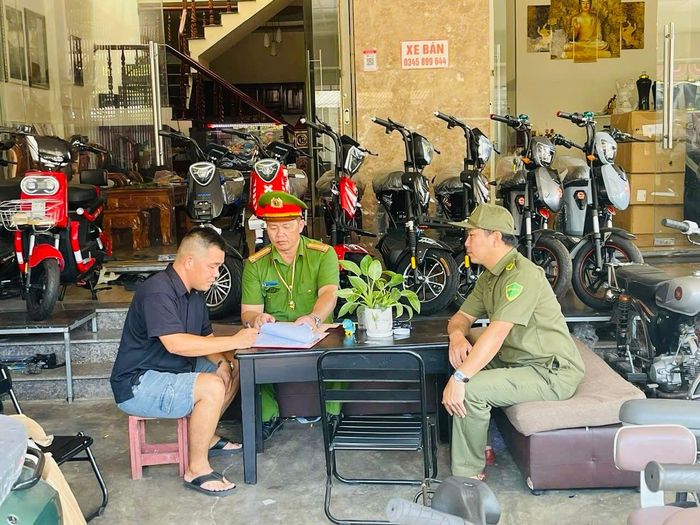 Công an xã yêu cầu cơ sở sửa chữa xe máy không thực hiện việc độ chế, thay đổi kết cấu. Ảnh: ĐVCC
