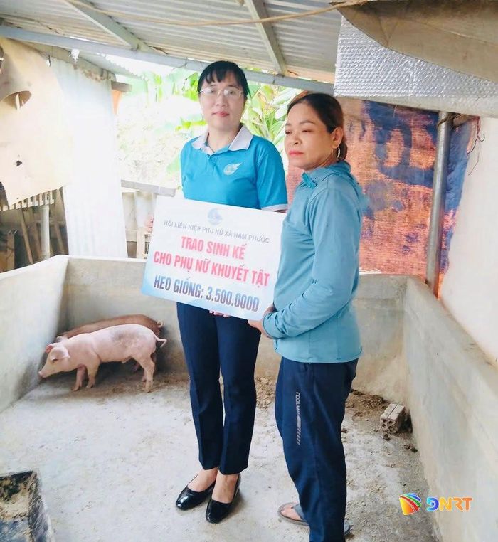 Hội Liên hiệp Phụ nữ xã Nam Phước trao sinh kế heo giống cho chị Lê Thị Vy ở thôn Hòa Bình. Ảnh: ĐVCC