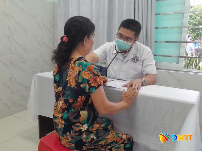 Bác sĩ thăm khám sức khỏe cho người cao tuổi tại cơ sở. Ảnh: L.Hùng