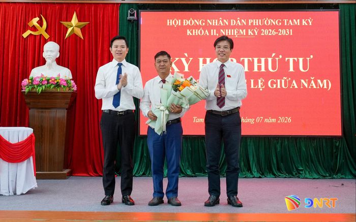 Lãnh đạo phường Tam Kỳ tặng hoa chúc mừng ông Phan Bá Hội (ở giữa) được bầu giữ chức Chủ tịch HĐND phường khóa II, nhiệm kỳ 2026 - 2031. Ảnh: HỒ QUÂN