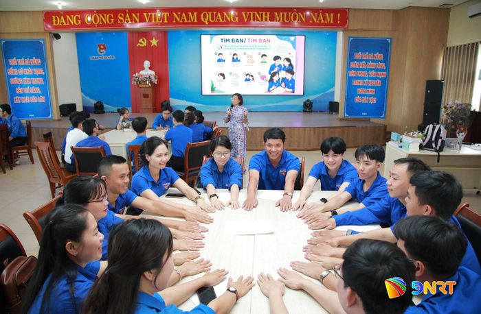 Các học viên tham gia trò chơi nhóm tại chương trình tập huấn. Ảnh: ĐẮC MẠNH