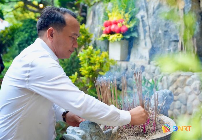 Phó Bí thư Thường trực Thành ủy Nguyễn Đình Vĩnh viếng hương tại mộ tập thể các liệt sĩ hang Tám Cô. Ảnh: T.CÔNG