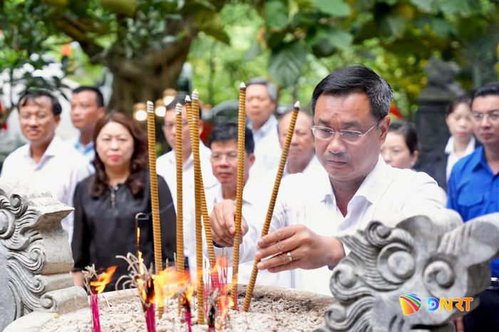 Bí thư Thành ủy Lê Ngọc Quang dâng hương tại Đền thờ các Anh hùng liệt sĩ đường 20 - Quyết Thắng. Ảnh: T.CÔNG