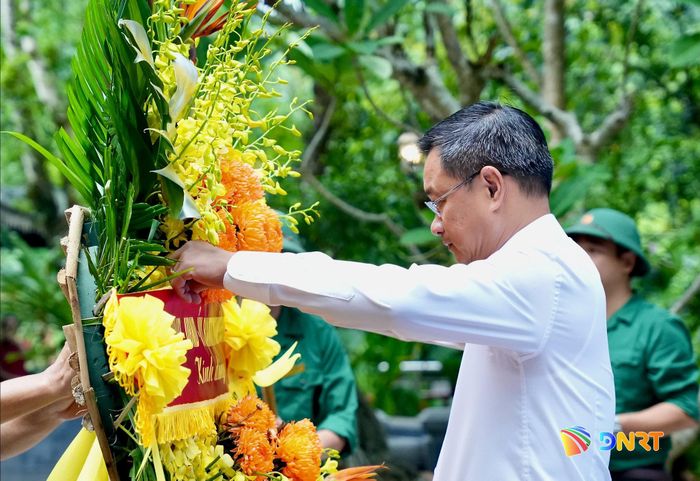 Bí thư Thành ủy Lê Ngọc Quang dâng hoa tại Đền thờ các Anh hùng liệt sĩ đường 20 - Quyết Thắng. Ảnh: T.CÔNG