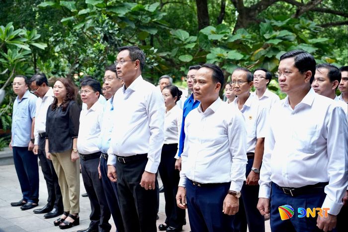 Đoàn công tác đến dâng hoa, dâng hương tại Đền thờ các Anh hùng liệt sĩ đường 20 - Quyết Thắng. Ảnh: T.CÔNG