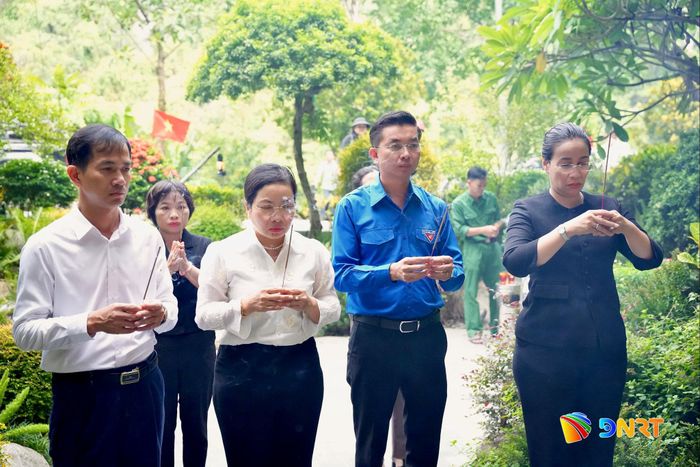 Các thành viên đoàn công tác viếng hương tại mộ tập thể các liệt sĩ tại hang Tám Cô. Ảnh: T.CÔNG
