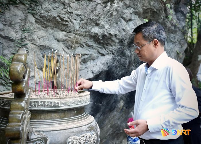 Bí thư Thành ủy Lê Ngọc Quang thắp hương tại di tích hang Tám Cô. Ảnh: T.CÔNG