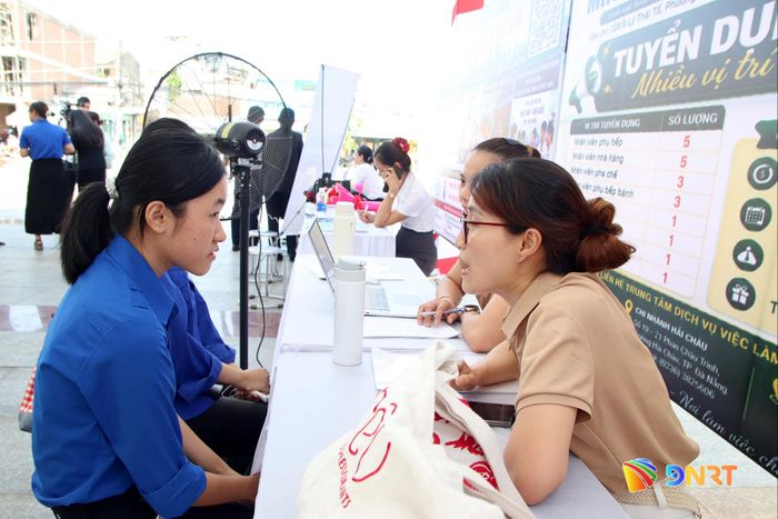 Đoàn viên thanh niên được tư vấn việc làm tại chương trình. Ảnh: TRỌNG HUY