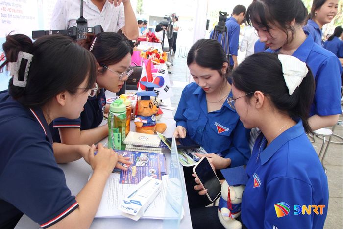 Chương trình giới thiệu hơn 2.000 chỉ tiêu tuyển dụng trong và ngoài nước. Ảnh: TRỌNG HUY
