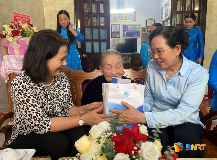Chủ tịch Hội Liên hiệp Phụ nữ Việt Nam Lê Thị Thủy (bên phải) tặng quà cho Mẹ Việt Nam anh hùng Võ Thị Suyền. Ảnh: KHÁNH LINH