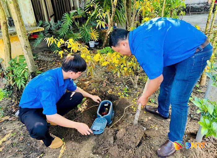 Đấu nối nước sạch vào nhà hộ dân khó khăn tại phường Hội An Tây. Ảnh: THU HƯƠNG