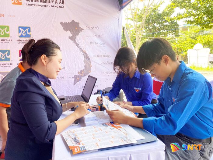 Học sinh được tư vấn tại các gian hàng việc làm. Ảnh: KHÁNH LINH