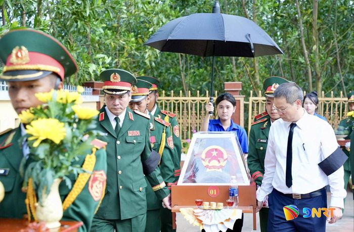 Lãnh đạo Quân khu 5 và thành phố Đà Nẵng đưa hài cốt các liệt sĩ được tìm thấy tại khu vực hang Đá Sập (xã Hà Nha) về an táng tại Nghĩa trang liệt sĩ xã Hà Nha vào chiều 14/7/2026. Ảnh: THÀNH CÔNG