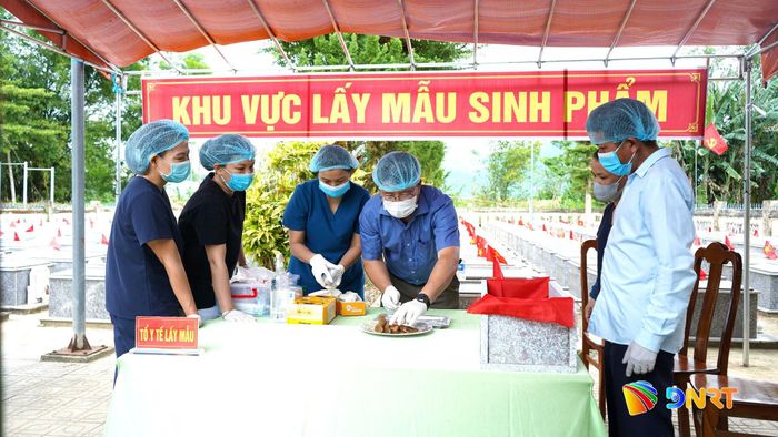 Xã Quế Phước lấy mẫu sinh phẩm hài cốt liệt sĩ phục vụ giám định ADN. Ảnh: MINH THÔNG