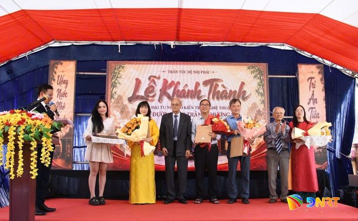 Đại diện tộc Trần tặng hoa tri ân Sở Văn hóa, Thể thao và Du lịch cùng các ngành chức năng trong công tác trùng tu di tích. Ảnh: XUÂN HIẾU
