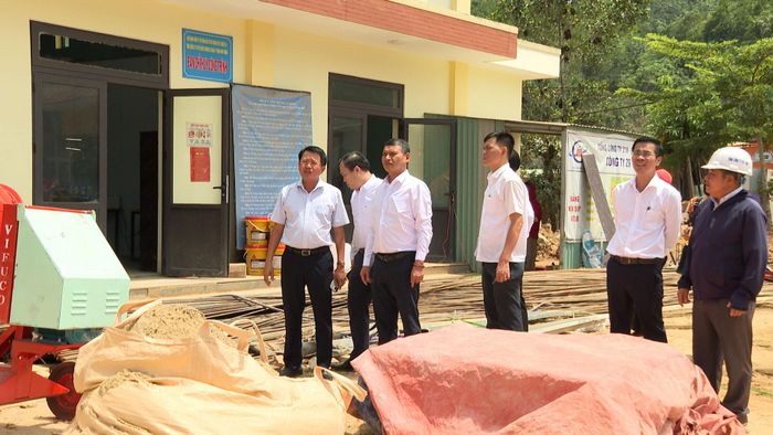 Phó Chủ tịch Thường trực UBND thành phố Hồ Kỳ Minh (thứ 3 từ trái sang) kiểm tra tiến độ xây dựng Trường phổ thông nội trú liên cấp Tiểu học - Trung học cơ sở A Vương. Ảnh: VĂN HẢI