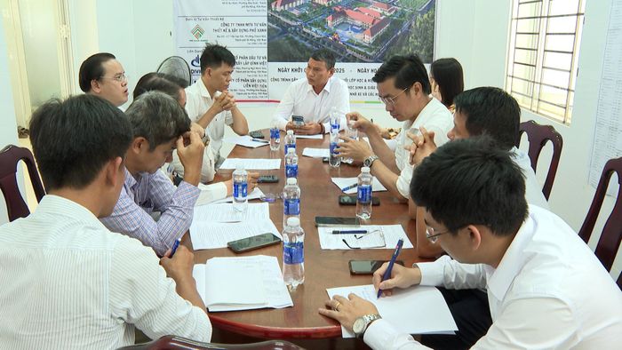 Phó Chủ tịch Thường trực UBND thành phố Hồ Kỳ Minh (áo trắng, ngồi giữa) chủ trì họp với các đơn vị liên quan đẩy nhanh tiến độ thi công Trường phổ thông nội trú liên cấp Tiểu học - Trung học cơ sở Tây Giang. Ảnh: VĂN HẢI