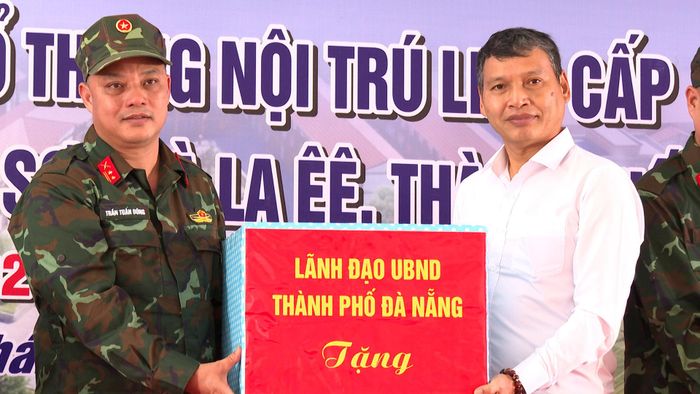 Phó Chủ tịch Thường trực UBND thành phố Hồ Kỳ Minh tặng quà động viên đơn vị thi công. Ảnh: VĂN HẢI