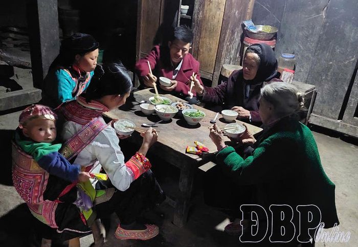 Bữa cơm ấm cúng trong gia đình anh Tông Seo Phìn. 