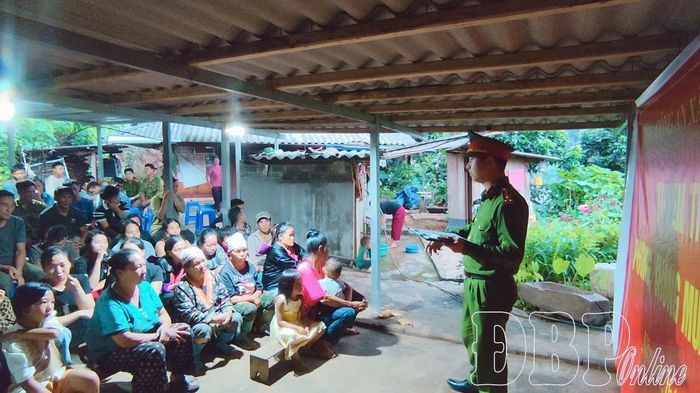 Người dân bản Cứu Táng tập trung nghe cán bộ công an xã Nậm Nèn phổ biến thủ đoạn của tội phạm mua bán người.