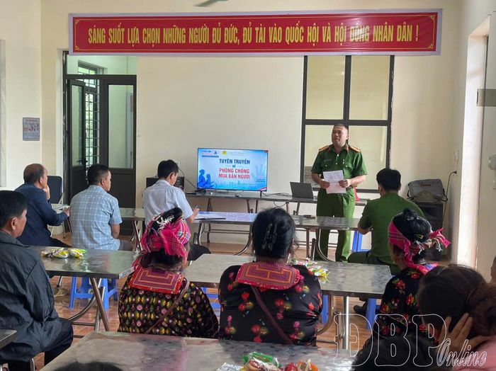 Cán bộ công an xã Mường Tùng tuyên truyền phòng chống mua bán người cho người dân bản Trung Dình.