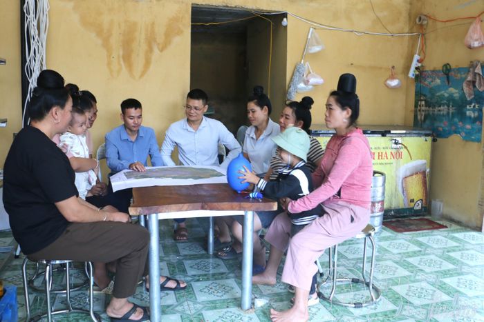 Cán bộ xã Mường Ảng tuyên truyền, vận động người dân bản Na Luông đồng ý với phương án hỗ trợ đền bù giải phóng mặt bằng xây dựng Nhà máy chế biến cà phê Detech.