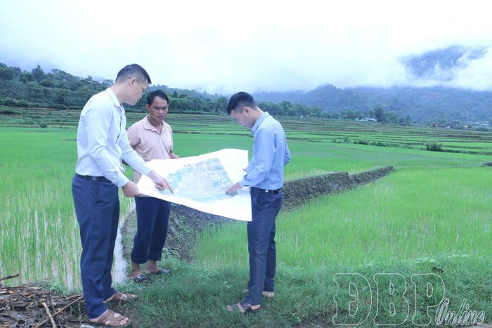 Cán bộ Phòng Kinh tế xã Mường Ảng phố hợp với chủ đầu tư thực hiện công tác đo đac, quy chủ, bồi thường giải phóng mặt bằng dự án Nhà máy chế biến cà phê Detech.